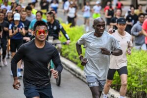 คิปโชเก้” ซ้อมวิ่งรอบสวนลุมฯ “บัวขาว” ร่วมประชันกล้ามท้องสุดแกร่งสร้างรอยยิ้มให้แฟนๆ