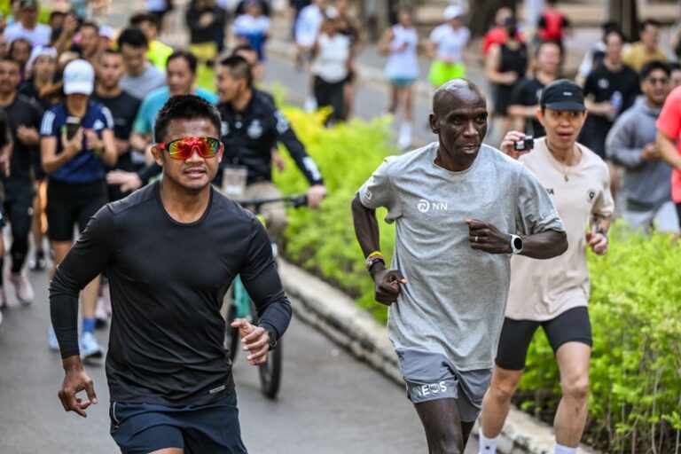 คิปโชเก้” ซ้อมวิ่งรอบสวนลุมฯ “บัวขาว” ร่วมประชันกล้ามท้องสุดแกร่งสร้างรอยยิ้มให้แฟนๆ