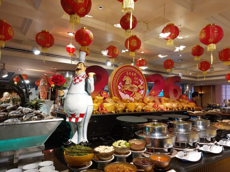 บุฟเฟต์นานาชาติมื้อเย็น ที่ดิเอมเมอรัลด์ ค็อฟฟี่ช็อพ