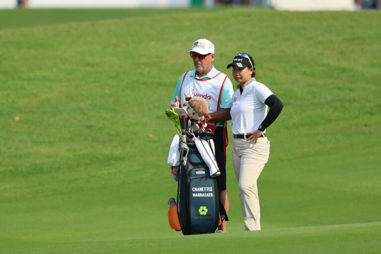 พราว-ชเนตตี วรรณแสน ขึ้นนำร่วมวันแรกกับ นาสะ ฮาตาโอกะ ประเดิมวันแรกศึก “ฮอนด้า แอลพีจีเอ ไทยแลนด์ 2026” จีโน่-อาฒยา ฐิติกุล เครื่องยังไม่ร้อนอยู่อันดับ 6 ร่วม